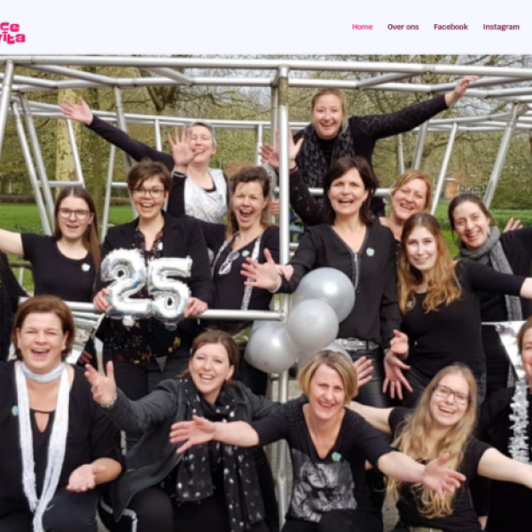 Energetic Female Brass Band — Dameskapel La Dolce Vita 1